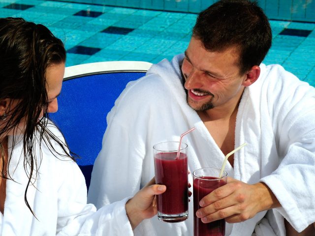 Zwischen den Saunagängen Cocktails genießen