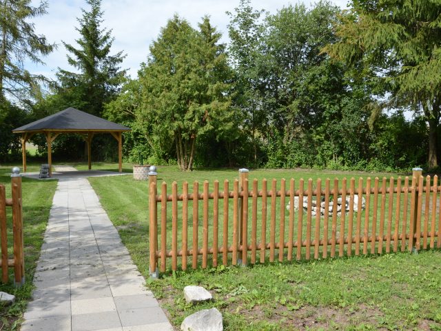 Grillen in der Gartenlaube